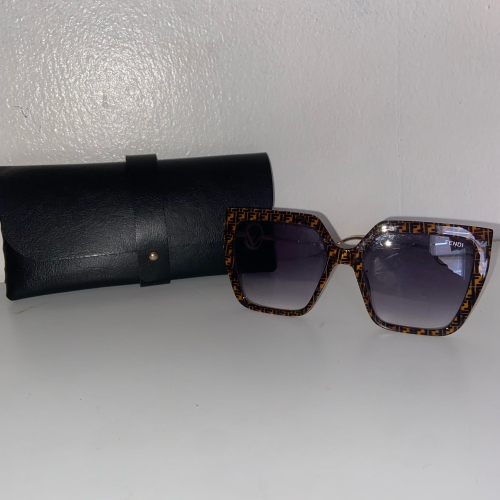 ⭐️❤️AUTHENTIC❤️⭐️ Oversized Fendi sunglasses